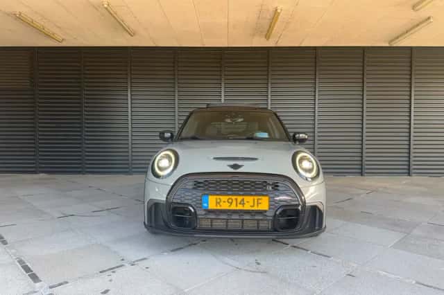 MINI Cooper S (2022) thumbnail 3