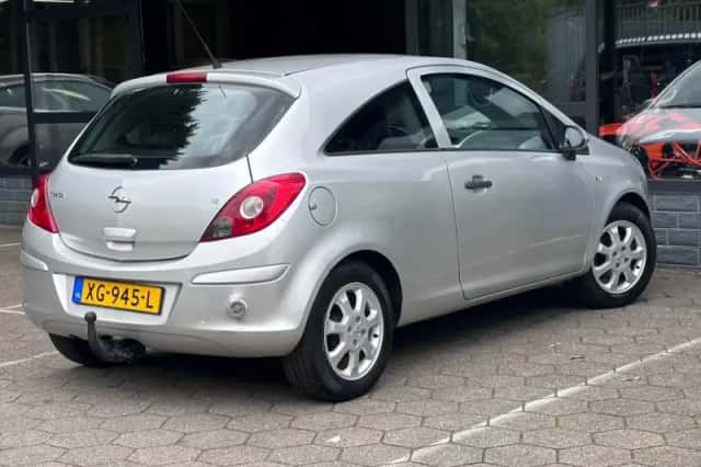 Opel Corsa (2008) thumbnail 4