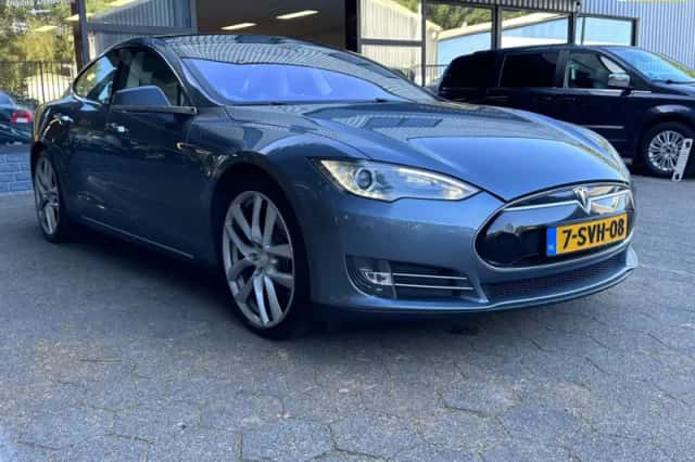 Tesla Model S (2026) thumbnail 1