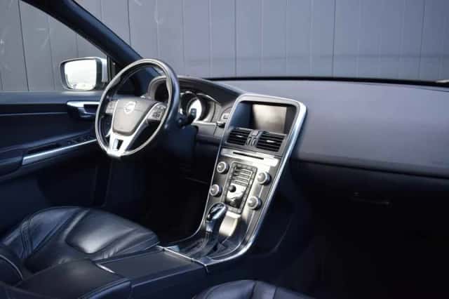 Volvo XC60 (2016) thumbnail 2