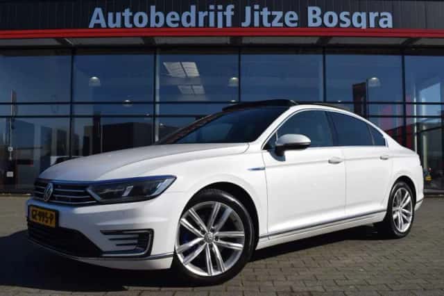 Volkswagen Passat (2015) thumbnail 1