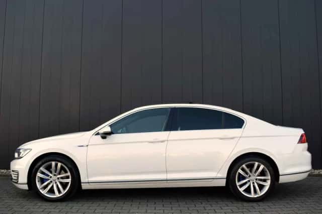 Volkswagen Passat (2015) thumbnail 3