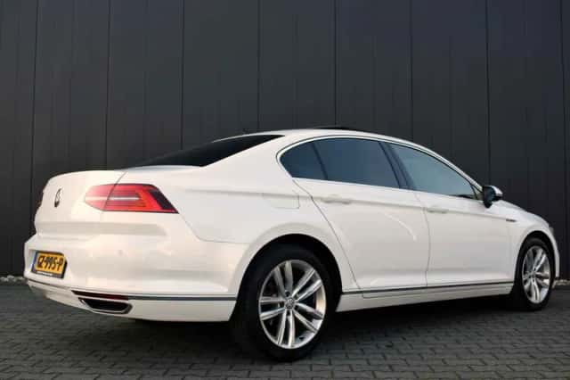 Volkswagen Passat (2015) thumbnail 5
