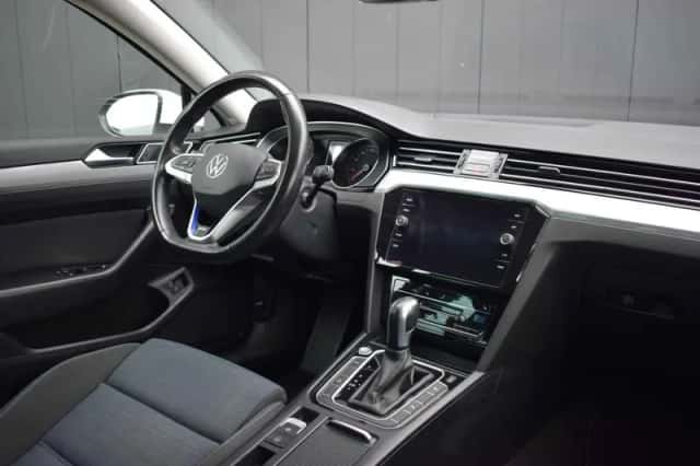 Volkswagen Passat (2021) thumbnail 2