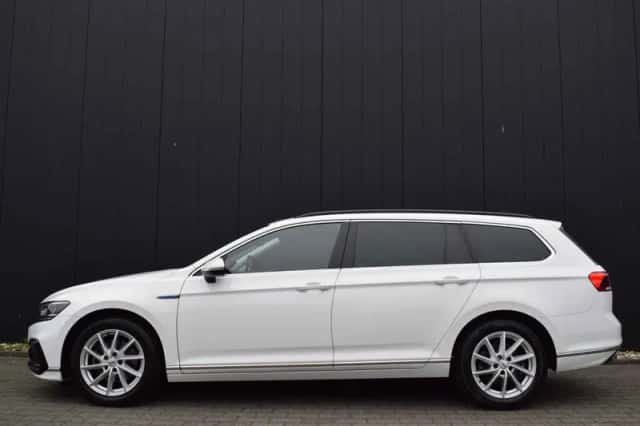 Volkswagen Passat (2021) thumbnail 3