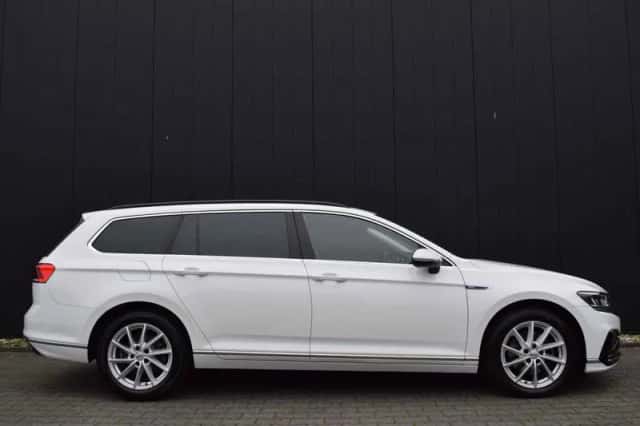Volkswagen Passat (2021) thumbnail 4