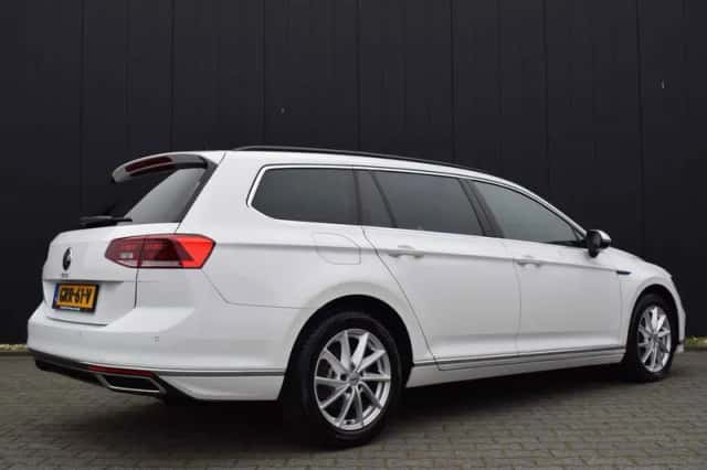 Volkswagen Passat (2021) thumbnail 5