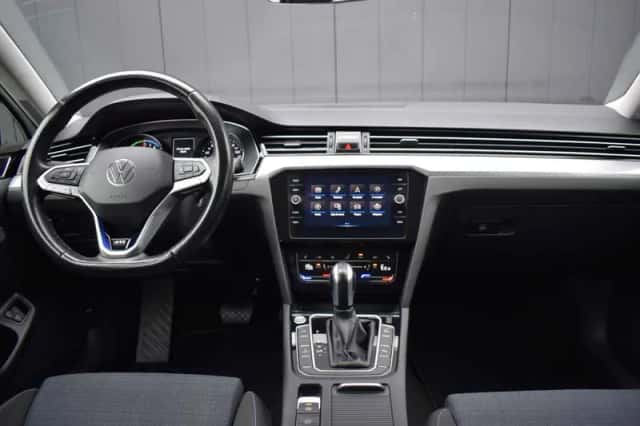 Volkswagen Passat (2021) thumbnail 6