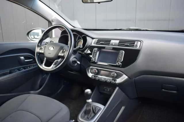 Kia Rio (2016) thumbnail 2