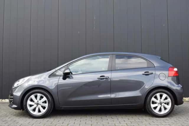 Kia Rio (2016) thumbnail 3
