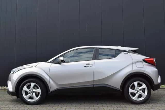 Toyota C-HR (2017) thumbnail 3