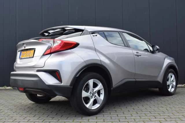 Toyota C-HR (2017) thumbnail 5