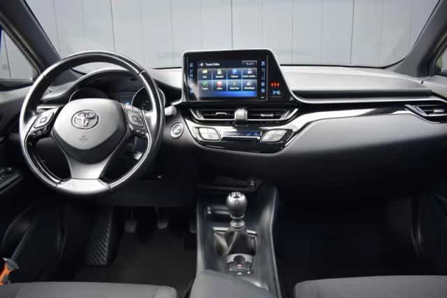 Toyota C-HR (2017) thumbnail 6