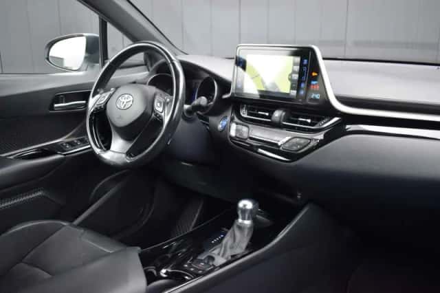 Toyota C-HR (2019) thumbnail 2