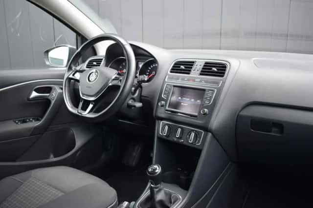 Volkswagen Polo (2015) thumbnail 2