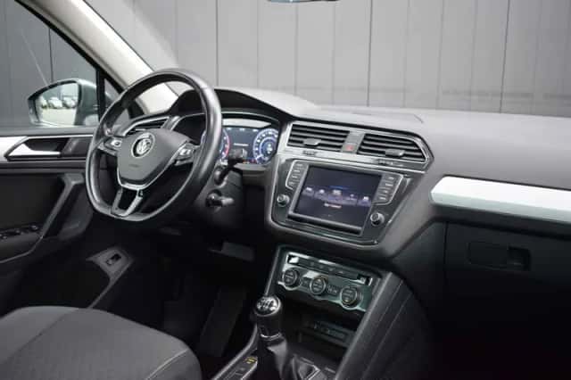 Volkswagen Tiguan (2016) thumbnail 2