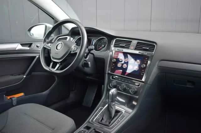 Volkswagen Golf (2017) thumbnail 2