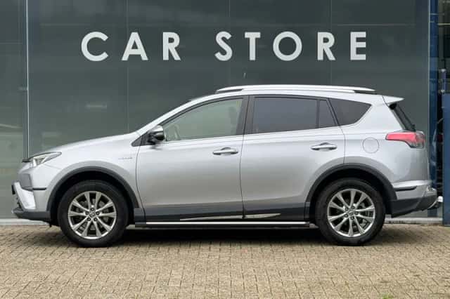 Toyota RAV4 (2017) thumbnail 2