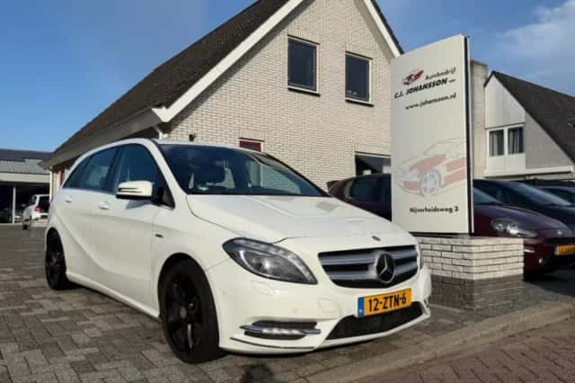 Mercedes-Benz 200-Serie (2012) thumbnail 1