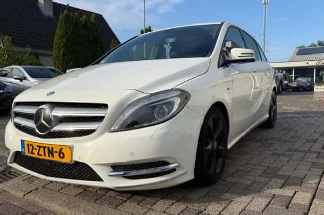 Mercedes-Benz 200-Serie (2012) thumbnail 2