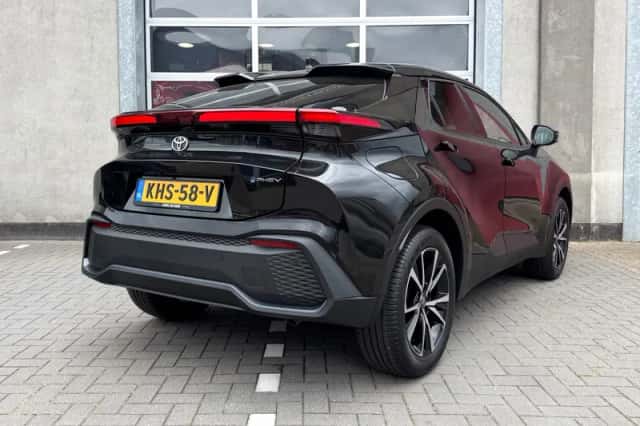 Toyota C-HR (2026) thumbnail 2