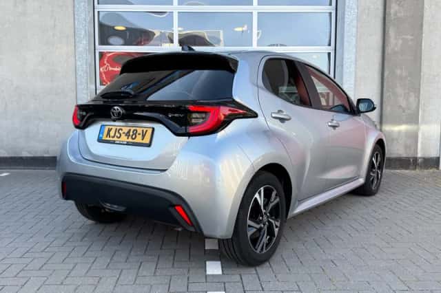 Toyota Yaris (2025) thumbnail 2