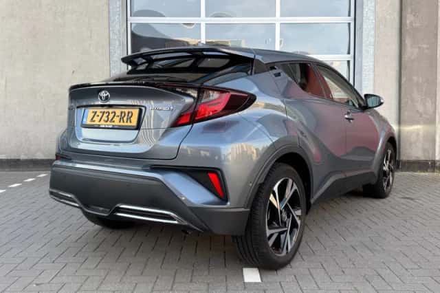 Toyota C-HR (2023) thumbnail 2