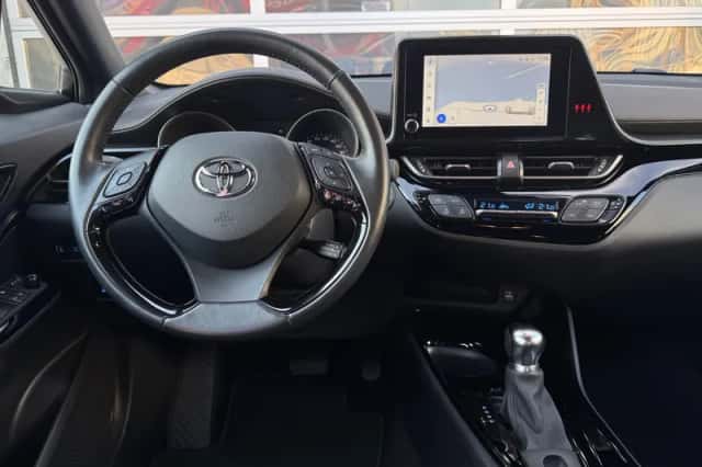 Toyota C-HR (2023) thumbnail 3