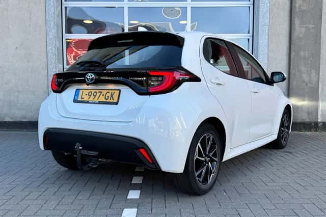 Toyota Yaris (2021) thumbnail 2
