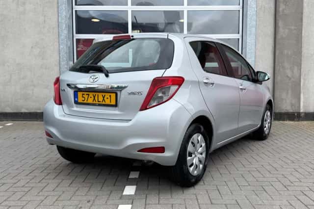 Toyota Yaris (2012) thumbnail 2