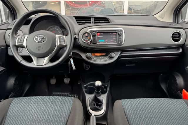 Toyota Yaris (2012) thumbnail 3