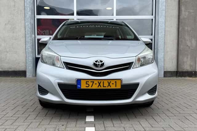 Toyota Yaris (2012) thumbnail 4