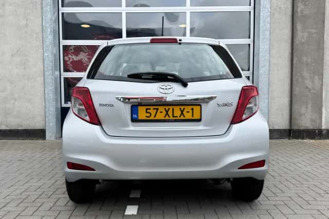 Toyota Yaris (2012) thumbnail 5