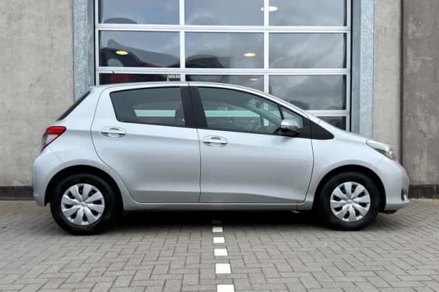 Toyota Yaris (2012) thumbnail 6