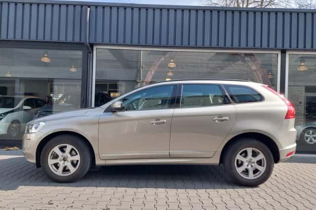 Volvo XC60 (2015) thumbnail 2