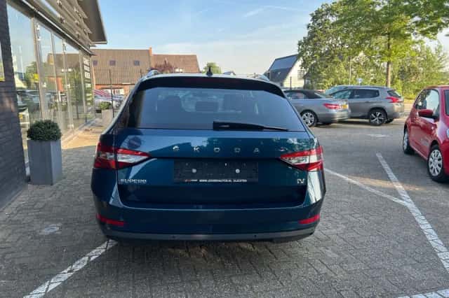Škoda Superb (2021) thumbnail 4