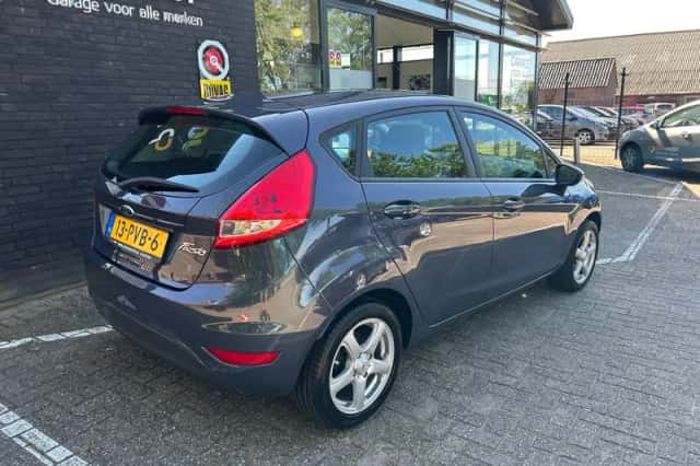 Ford Fiesta (2011) thumbnail 3