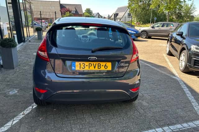 Ford Fiesta (2011) thumbnail 4