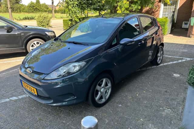 Ford Fiesta (2011) thumbnail 6