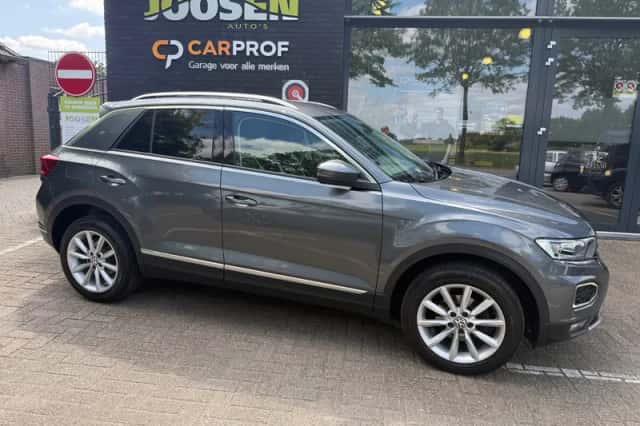 Volkswagen T-Roc (2021) thumbnail 2