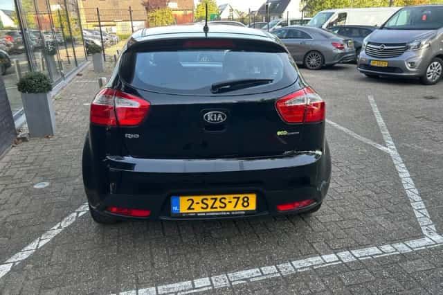 Kia Rio (2014) thumbnail 4
