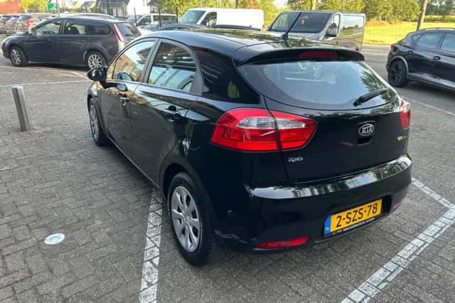 Kia Rio (2014) thumbnail 5