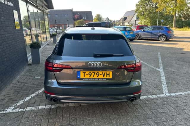 Audi A4 (2018) thumbnail 4