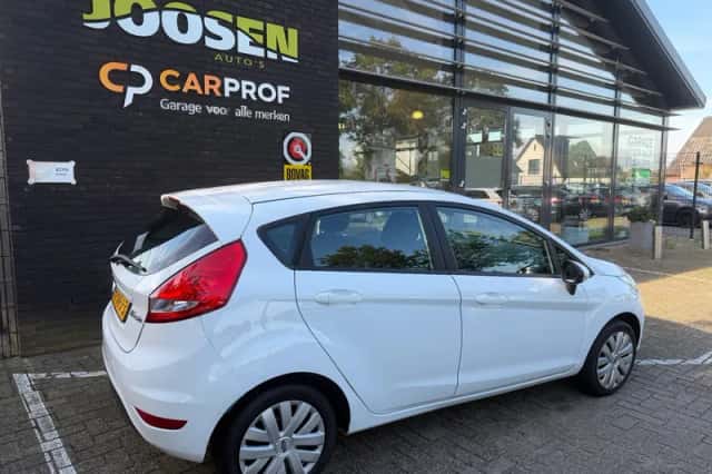 Ford Fiesta (2010) thumbnail 3