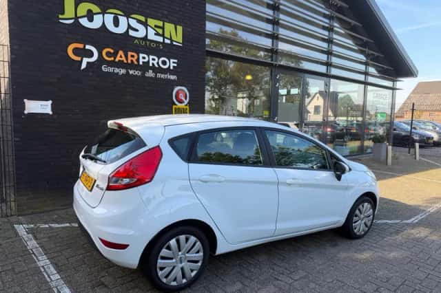 Ford Fiesta (2010) thumbnail 4
