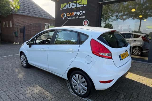 Ford Fiesta (2010) thumbnail 6