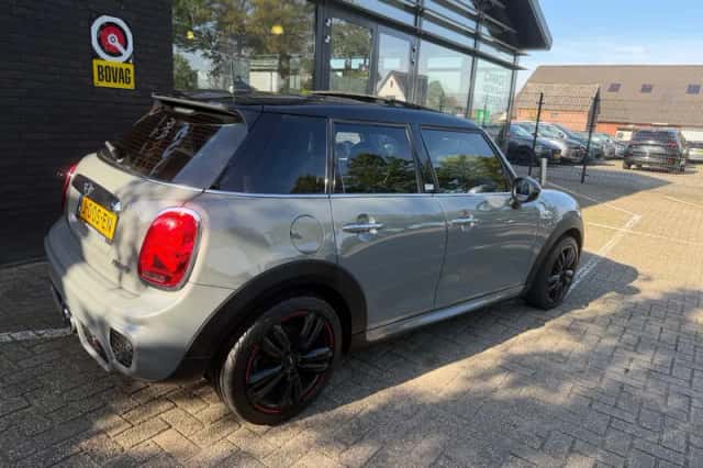 MINI Cooper (2017) thumbnail 3