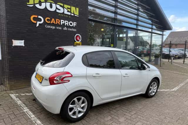 Peugeot 208 (2015) thumbnail 4