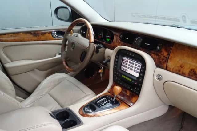 Jaguar XJ (2003) thumbnail 3