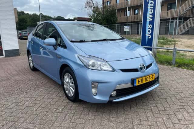 Toyota Prius (2015) thumbnail 2